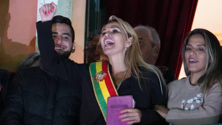 La senadora Jeanine Áñez se proclamó presidenta de Bolivia