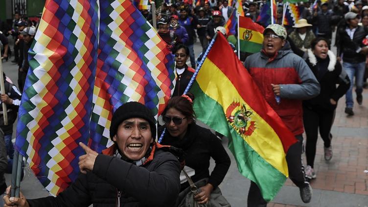 Multitudinaria marcha en La Paz para pedir por la reivindicación de los símbolos indígenas