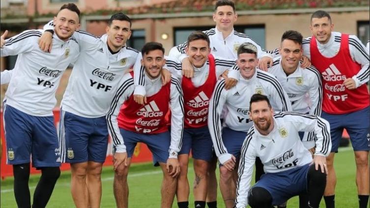 Con dos dudas, Argentina viaja a Riad para el amistoso ante Brasil