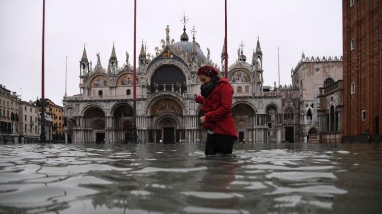 Venecia sufre le peor inundación en más de 50 años