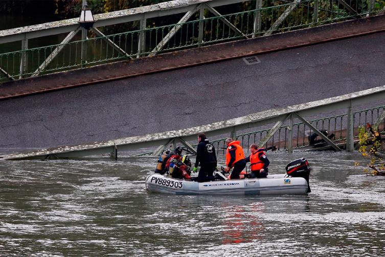 Colapsó un puente en el sur de Francia: murió una joven y buscan a posibles desaparecidos