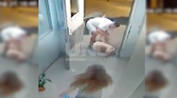 Feroz ataque a dos adolescentes para robarles el celular