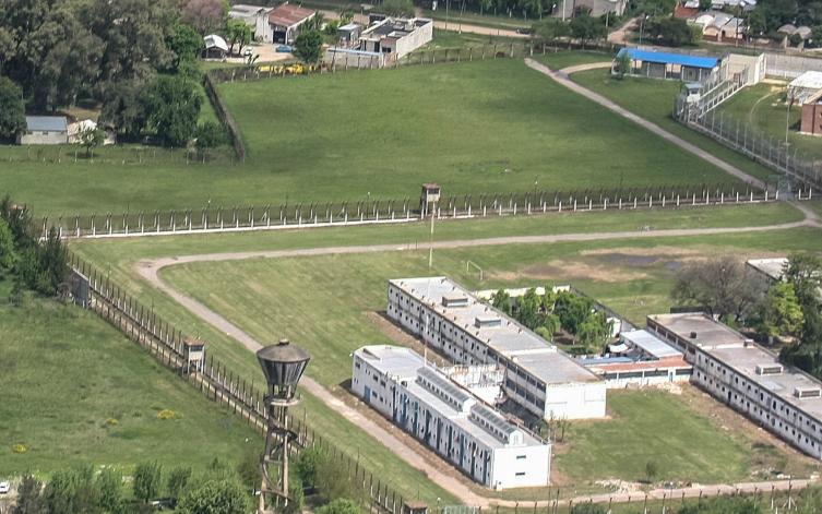 Presos en huelga de hambre en la cárcel de Las Flores