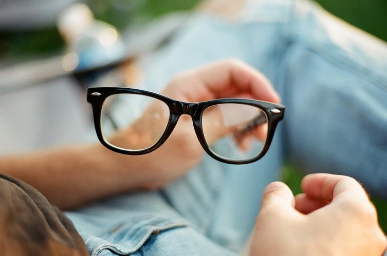 4 trucos para eliminar los rayones de los lentes