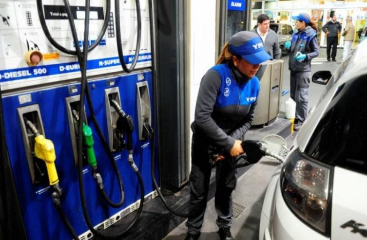 Nuevo impacto al bolsillo: los combustibles subirían 5% a partir de esta medianoche