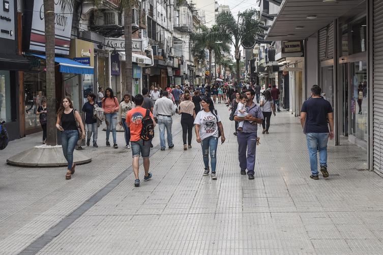 El consumo sigue en baja y acumula 23 meses de caída