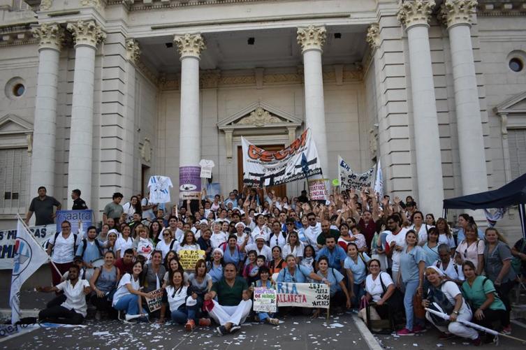Se promulgó la ley que profesionaliza a los enfermeros