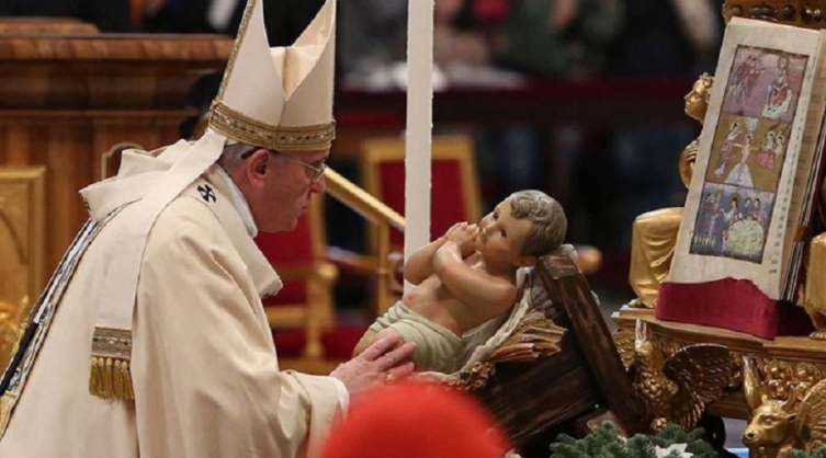En la misa de Nochebuena, Francisco criticó 