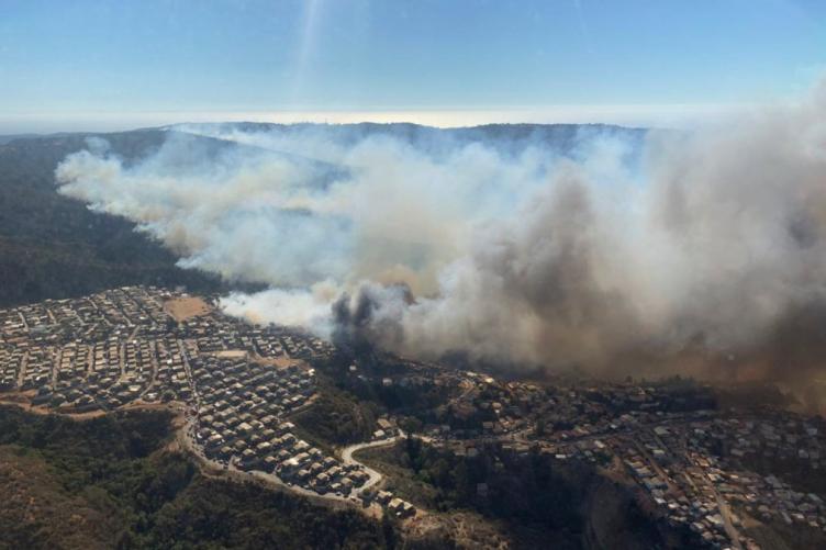 Continúan los incendios en Valparaiso y ya son más de 200 las viviendas arrasadas