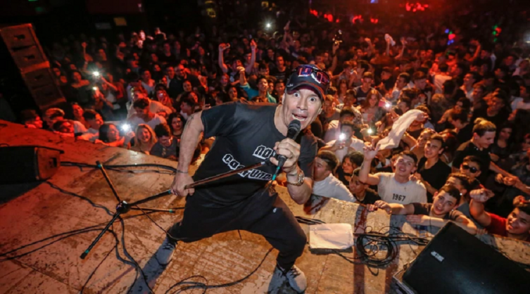 Video viral: Pablo Lescano logró frenar una pelea en su público improvisando la canción “Boxeador”
