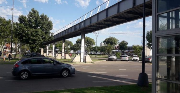 El 70% de las personas no usa el puente peatonal de Alem y Tucumán