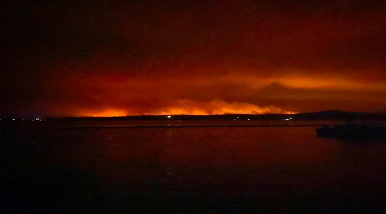 Australia lanzó una operación de rescate a gran escala para las personas atrapadas en las playas por los incendios