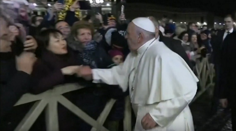 El papa Francisco se enojó con una mujer que lo tironeó del brazo