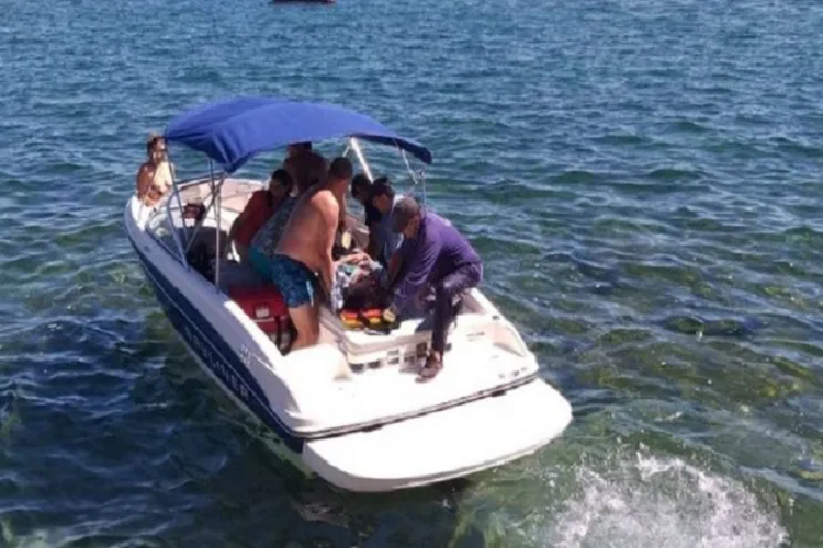 Tomaba sol junto a un lago y le cayó una piedra de 500 kilos sobre las piernas