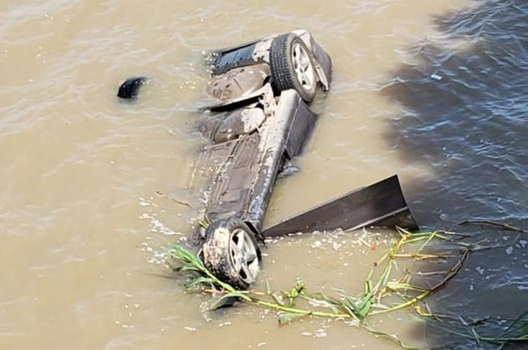 Un hombre se arrojó con su auto al río y murió