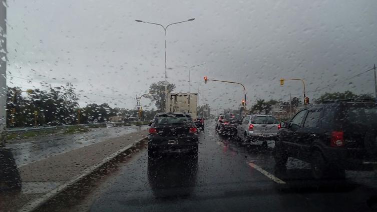 Rige un alerta por tormentas fuertes con lluvias intensas