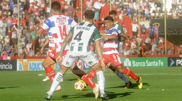 Nelson Acevedo es codiciado por tres equipos