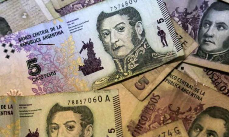 Extienden por un mes más la circulación de billetes de 5 pesos