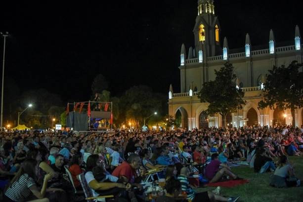 La gente y la solidaridad, los protagonistas de la primera luna