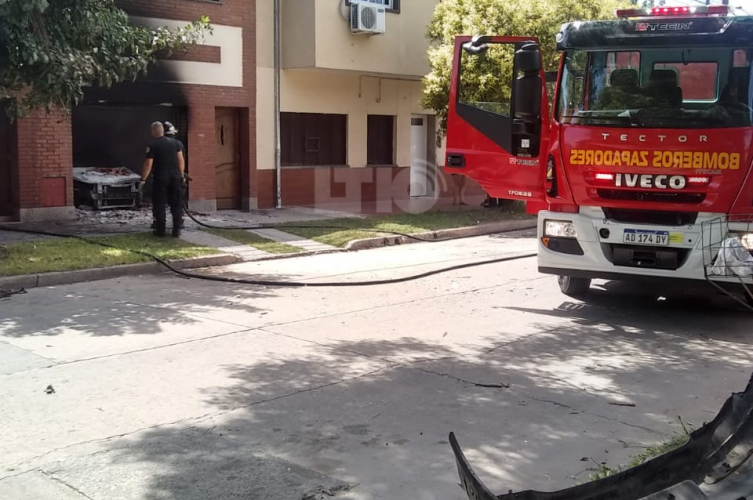 Explotó un auto y produjo un incendio en una casa