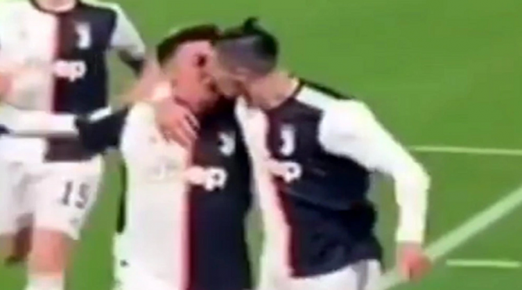 El “beso” entre Cristiano Ronaldo y Paulo Dybala que se volvió viral