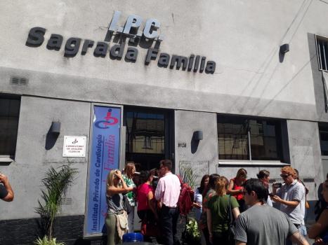Cerró la clínica Sagrada Familia y hay incertidumbre entre los empleados