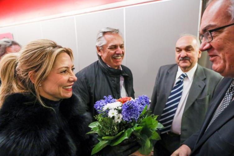 Alberto Fernández llegó a Alemania y este lunes se reúne con Angela Merkel