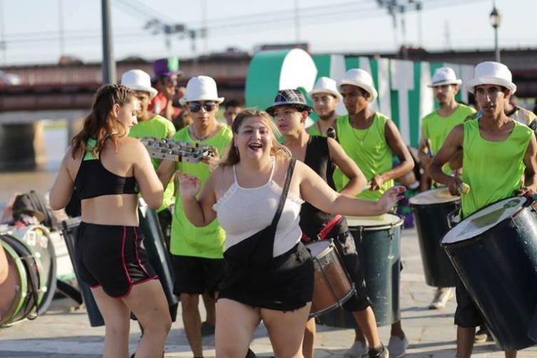 La llamada abrió los carnavales en los barrios
