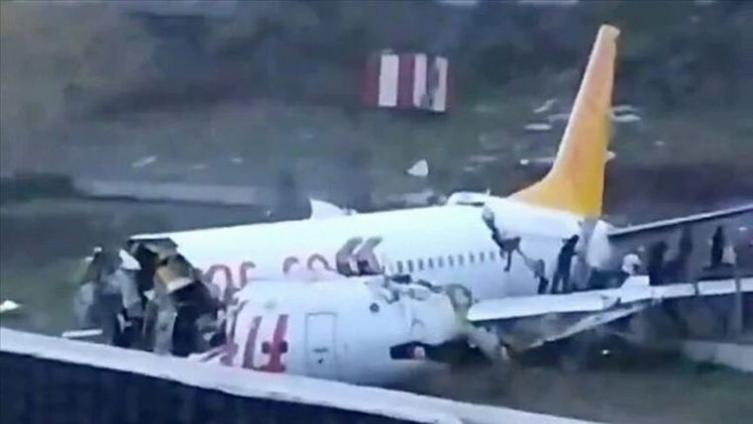 Un avión se partió en tres partes en Estambul: hay un muerto