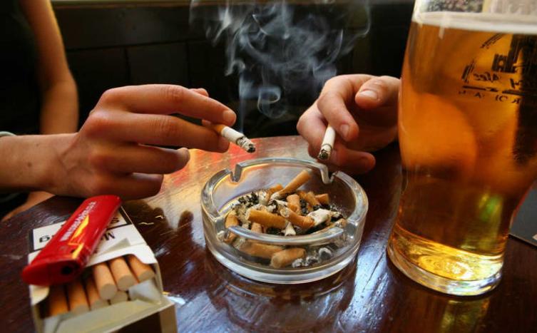 El consumo diario de cigarrillos y alcohol envejece el cerebro