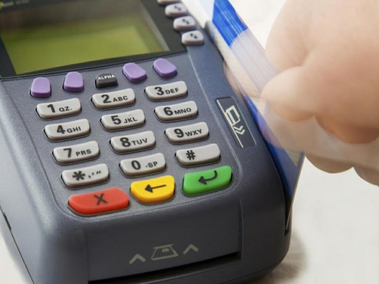 Estafas con tarjeta de débito: dos mozos detenidos