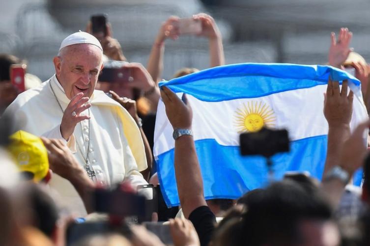 El Papa Francisco cerró la posibilidad de ordenar hombres casados 