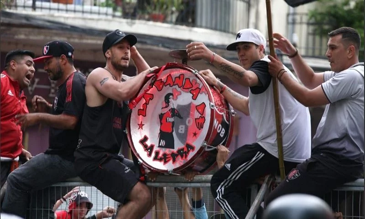 Los hinchas de Newell ´s salen a bancar a Maradona: lo van a recibir en Rosario