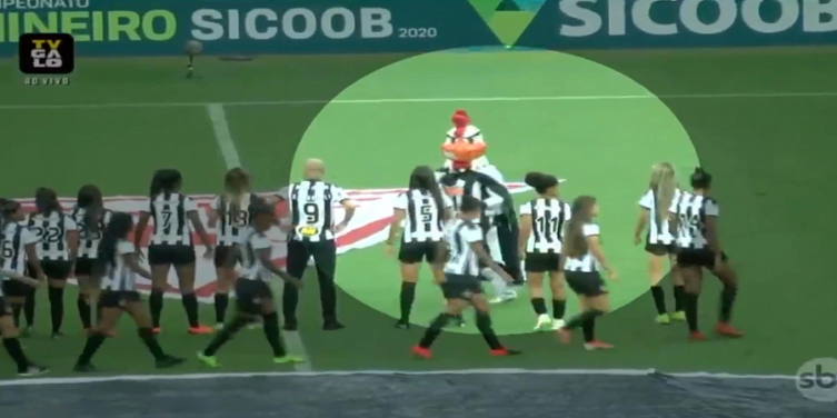 El Mineiro despidió a la mascota del club tras varios gestos machistas que tuvo con una de las jugadoras