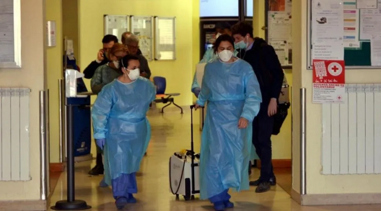 Tras la segunda muerte por coronavirus en Italia, aíslan 11 pueblos del Norte