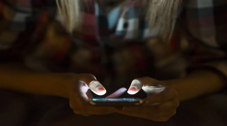 Mas allá de WhatsApp: 6 aplicaciones que ofrecen el modo oscuro en tu celular