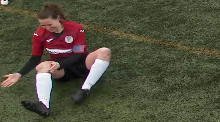 Una futbolista se dislocó la rodilla, se la acomodó a los golpes y siguió jugando