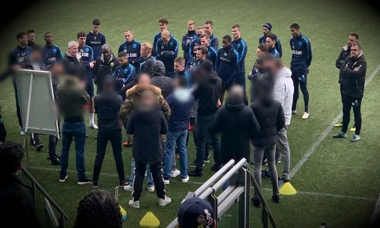 Hartos de las derrotas, ultras interrumpieron un entrenamiento en Holanda y dieron la charla técnica