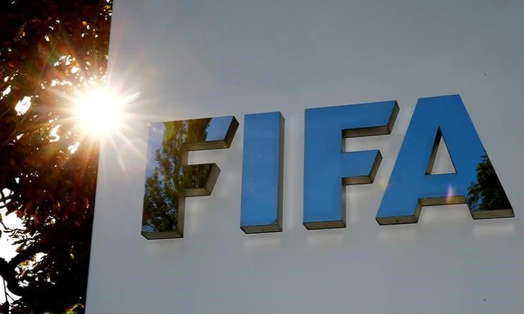 La FIFA anunció la aprobación de dos normas que modifican para siempre el mercado de pases