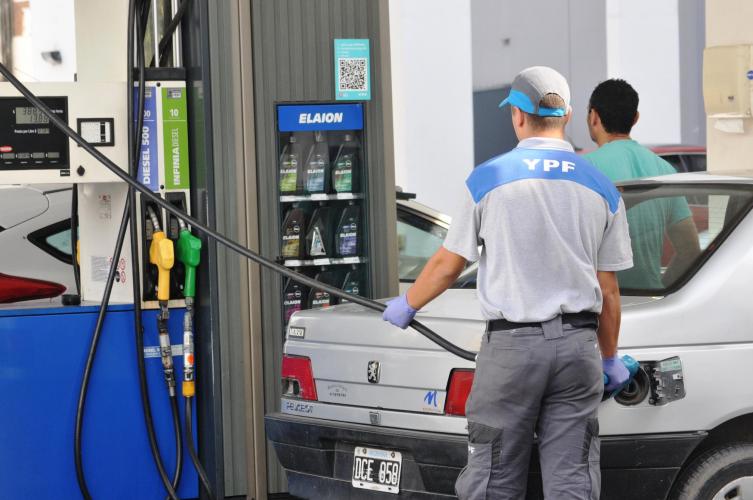 El Gobierno postergó la suba de los combustibles