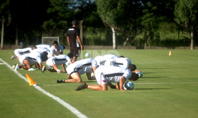 Colón entrenó en el estadio por problemas en las cortadoras de césped en el predio
