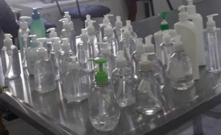 Escuela comenzó a producir desinfectante líquido a base de alcohol