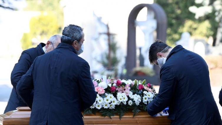 Récord en Italia: 793 muertos en un día