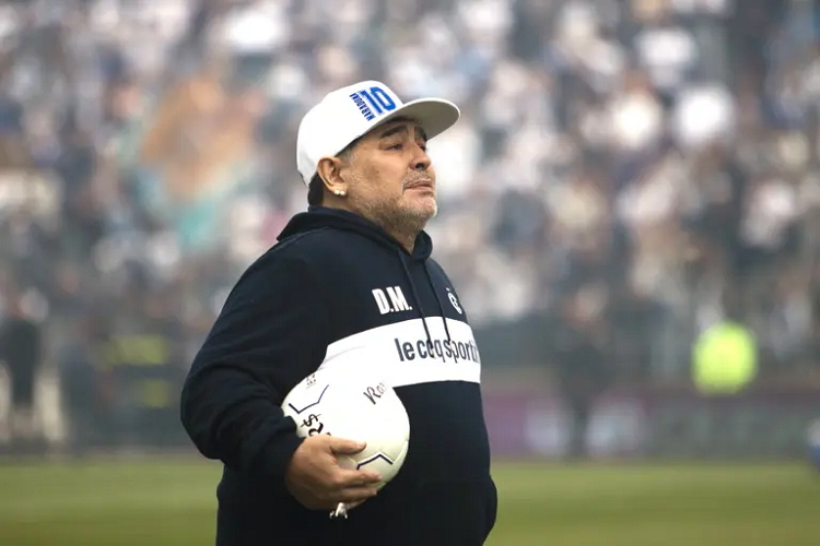 Diego Maradona en cuarentena: el celular, la TV y las redes, los aliados en la intimidad