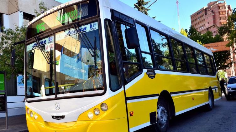 Piden que los trabajadores de salud y seguridad viajen gratis en colectivos