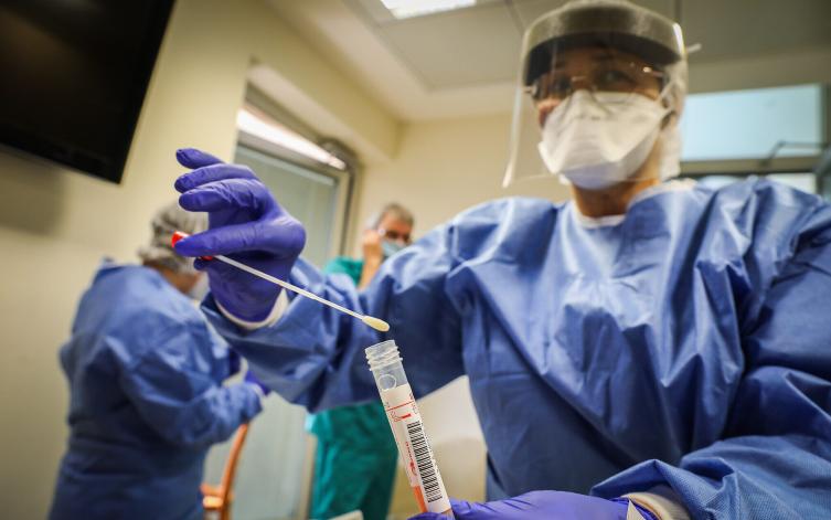 Amplían la definición de los casos sospechosos que acceden al test