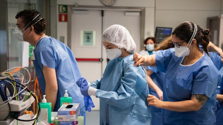 España registra un nuevo récord: 950 fallecidos en un día