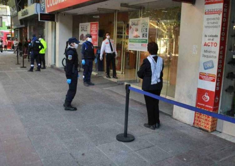 Reabren los bancos, con atención por turnos