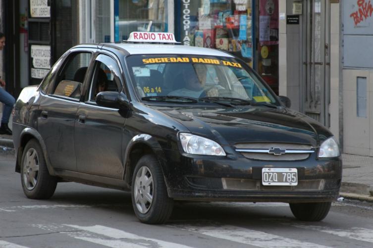 Taxistas y remiseros reclamaron ayuda en la explanada del municipio