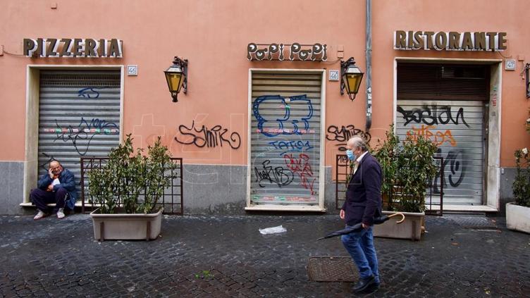 Por primera vez baja la cantidad de personas positivas en Italia